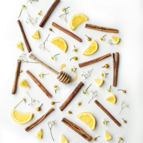 brown sticks and slices of lemons